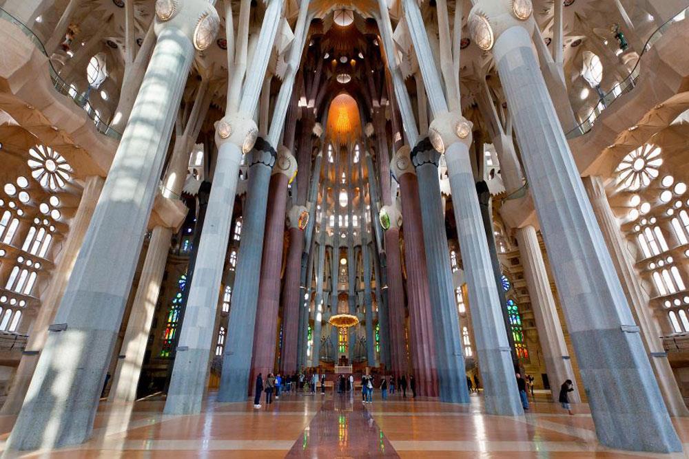 Sagrada Familia (Barcelona, Tây Ban Nha): Vương cung thánh đường Nhà thờ ngoại hiệu Thánh Gia. Nhà thờ này được khởi công xây dựng từ năm 1882 và cho đến nay, trải qua hơn một thế kỷ, vẫn chưa hoàn thành. Dự định vào năm 2026, một trăm năm sau ngày mất của Gaudí, di sản thế giới của UNESCO (từ năm 1984) sẽ được hoàn thành.