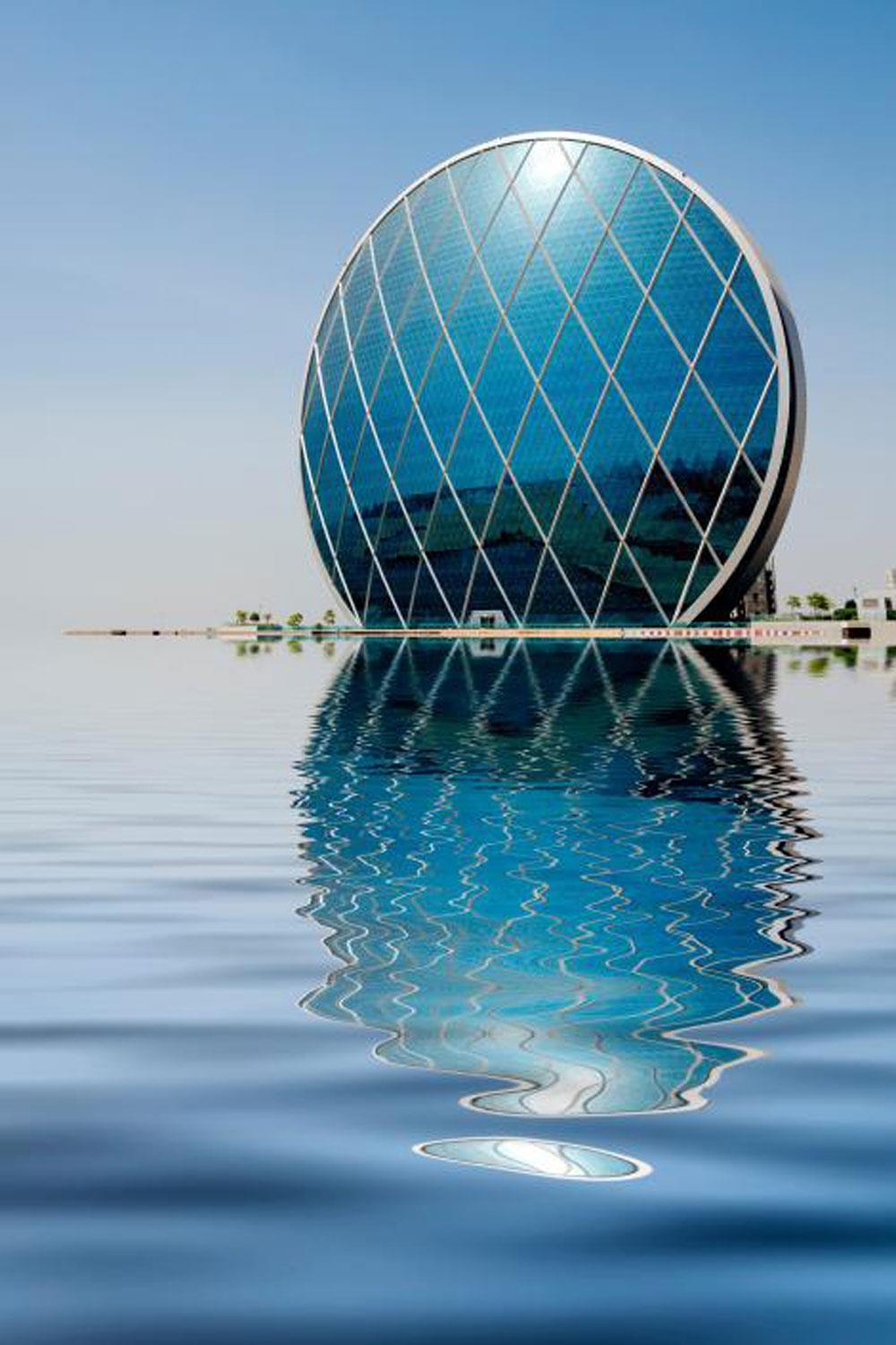 Aldar Headquarters (Abu Dhabi): Tòa nhà chọc trời hình tròn lạ thường cực kỳ độc đáo có một không hai trên thế giới. Aldar được bầu chọn là “Thiết kế tương lai tuyệt vời nhất” năm 2013.