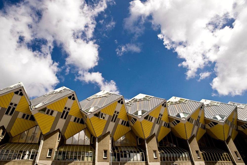 Tòa nhà lập phương (Rotterdam, Hà Lan): Là một trong những biểu tượng của thành phố Rotterdam, do kiến trúc sư Piet Blom thiết kế để giải quyết tình trạng mật độ dân số quá cao khiến không gian đi bộ trên mặt đất ngày càng thu hẹp.