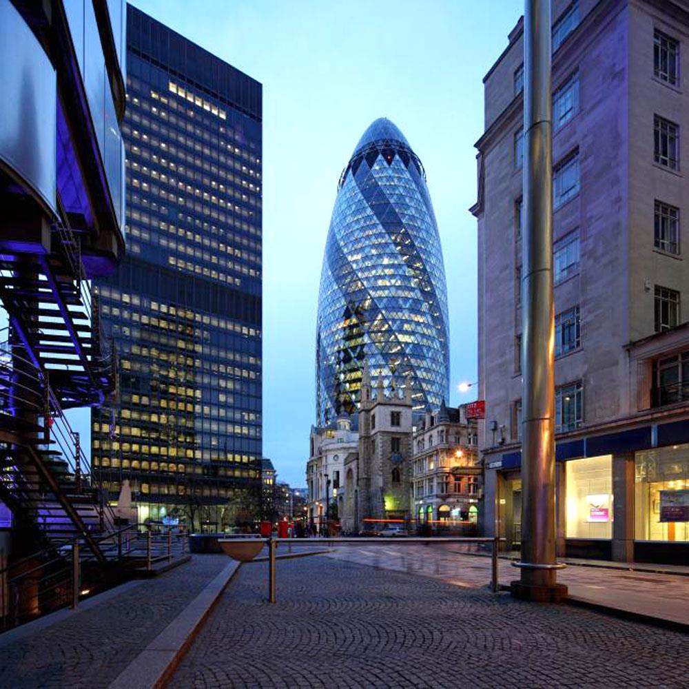 Tòa nhà Quả dưa chuột 30 St Mary Axe (London, Anh): 30 St Mary Axe cao 180 m, được thiết kế với rất nhiều yếu tố kiến trúc hiện đại để tiết kiệm năng lượng. Khoảng trống giữa các tầng được thiết kế để tạo thành hệ thống thông gió tự nhiên.