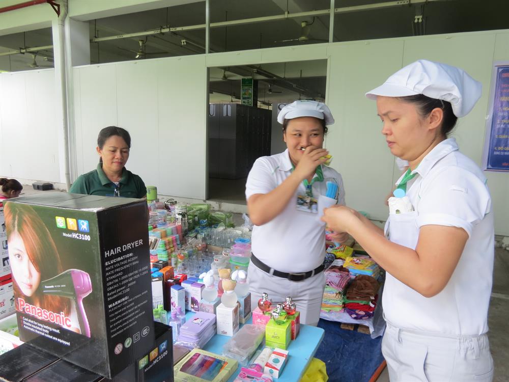 Chị em thích thú lựa chọn mùi nước hoa với giá cực sốc do Siêu thị công đoàn Sao Việt cung cấp - Ảnh: L.T