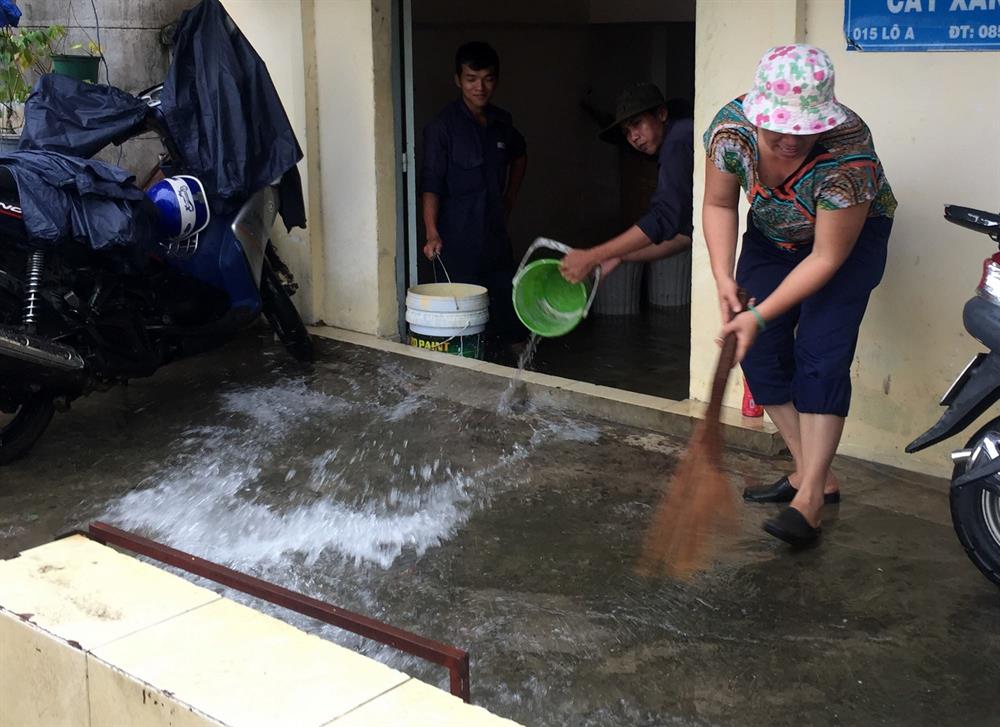 Nhân viên một công ty ở khu vực Thanh Đa hì hục tát nước ngập.
