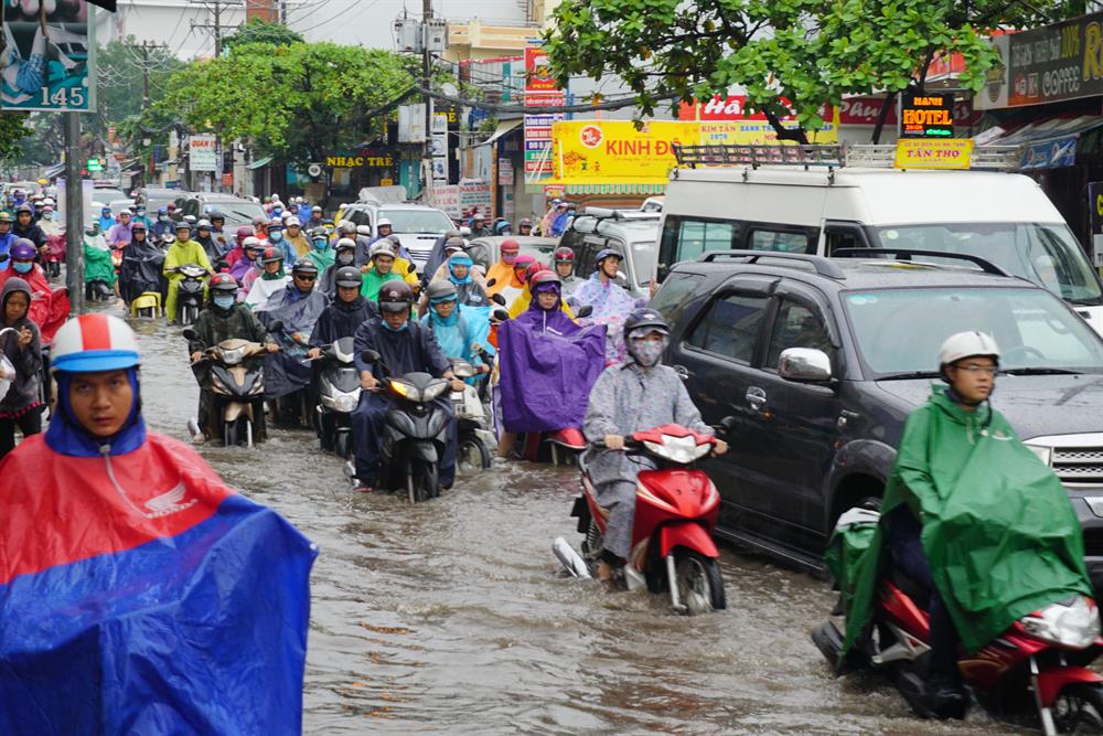 Hàng loạt tuyến đường nước vẫn chưa kịp rút sau cơn mưa lớn như: Nguyễn Xí, Nguyễn Hữu Cảnh (Q.Bình Thạnh), Huỳnh Tấn Phát (Q.7),..khiến người dân phải bì bõm lội nước đi làm.