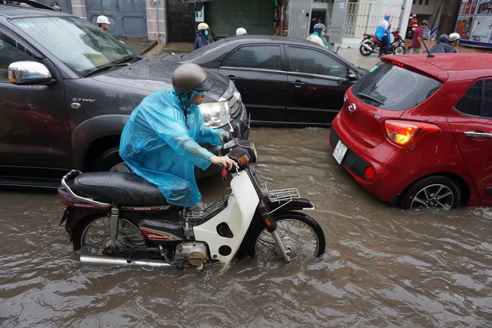 Nhiều người Sài Gòn có một buổi sáng đi làm vất vả vì ngập nước.