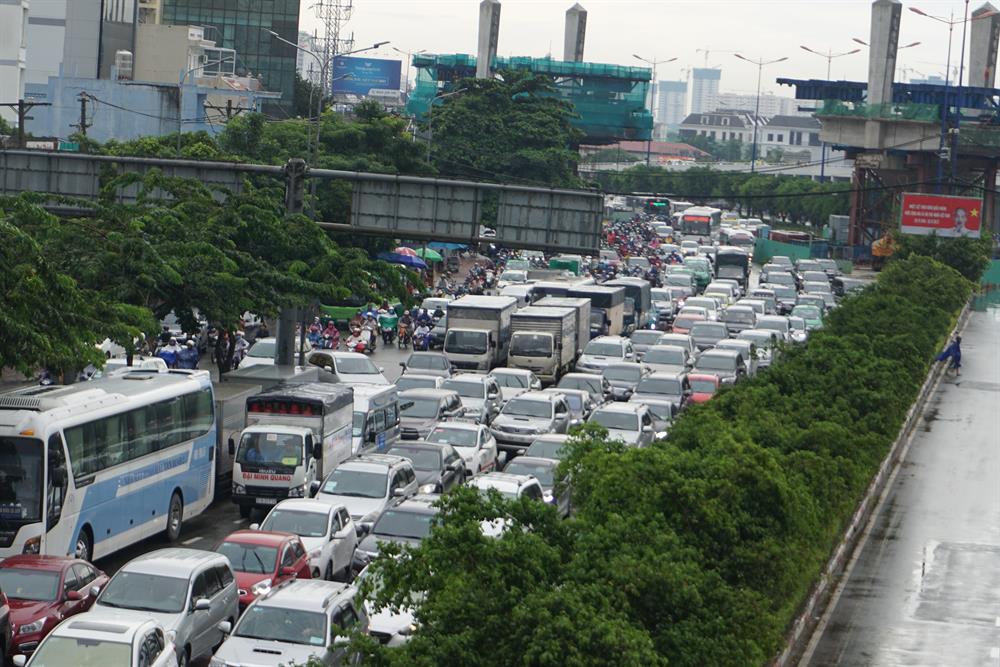Sáng cùng ngày, đường Điện Biên Phủ (Q.Bình Thạnh) kẹt xe kéo dài từ cầu Sài Gòn đến đường D1.