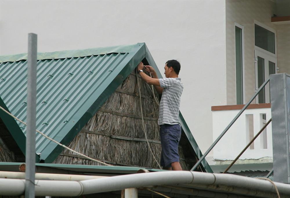 Mái nhà các hàng quán ở dọc bờ biển Cửa Việt được chằng bằng dây. Ảnh: Hưng Thơ.