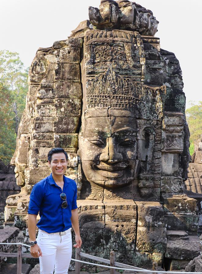 Nguyên Khang đi tham quan hai khu đền chính trong quần thể di tích Angkor gồm Angkor Wat (đền Đế Thiên) và Angkor Thom (đền Đế Thích), chỉ cách Siem Reap 6 km về phía Bắc. Quần thể di tích đặc biệt quan trọng của du lịch Campuchia này có thể được chia ra thành những khu vực chính: