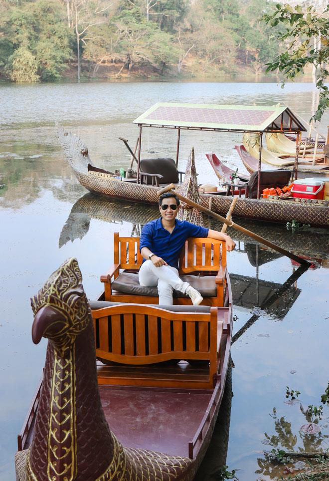 Bạn có thể đi phà trên hồ này theo 2 tuyến: Phnom Penh – Siem Reap hay Siem Reap – Battambang. Ngoài ra, tại các thành phố Phnom Penh, Siem Reap, Battambang và một số thành phố ven hồ khác, du khách có thể thuê thuyền đi khám phá các làng nổi trên hồ, một trải nghiệm rất thi vị cho khách du lịch Campuchia. Biển Hồ Campuchia cũng là hồ nước ngọt lớn n