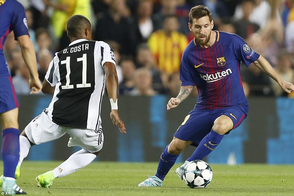 Messi (phải) mới lập được cú đúp trong trận thắng Juventus. Ảnh: AP.