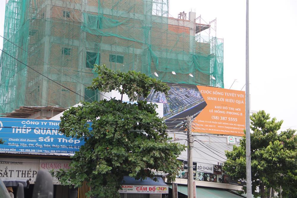 Tấm bảng quảng cáo ngoài trời về đất nền dự án Lê Hồng Phong II vẫn tồn tại tại vòng xoay Lê Hồng Phong - Nguyễn Tất Thành. Ảnh chụp vào chiều 14.9