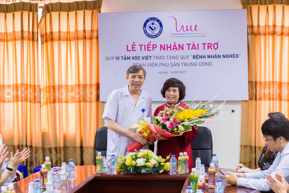 PGS.TS Vũ Bá Quyết - Giám đốc BV Phụ sản TƯ tặng hoa cho bà Thái Hương