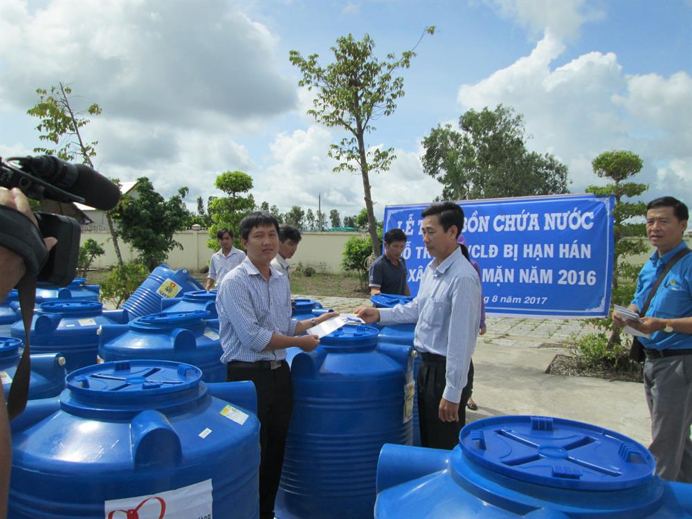 Trao bồn chứa nước cho CNVCLĐ tại huyện Thới Bình.