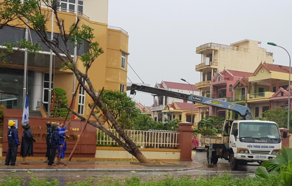 Công tác khắc phục hậu quả tại Quảng Bình đang được triển khai khẩn trương. Ảnh: Lê Phi Long