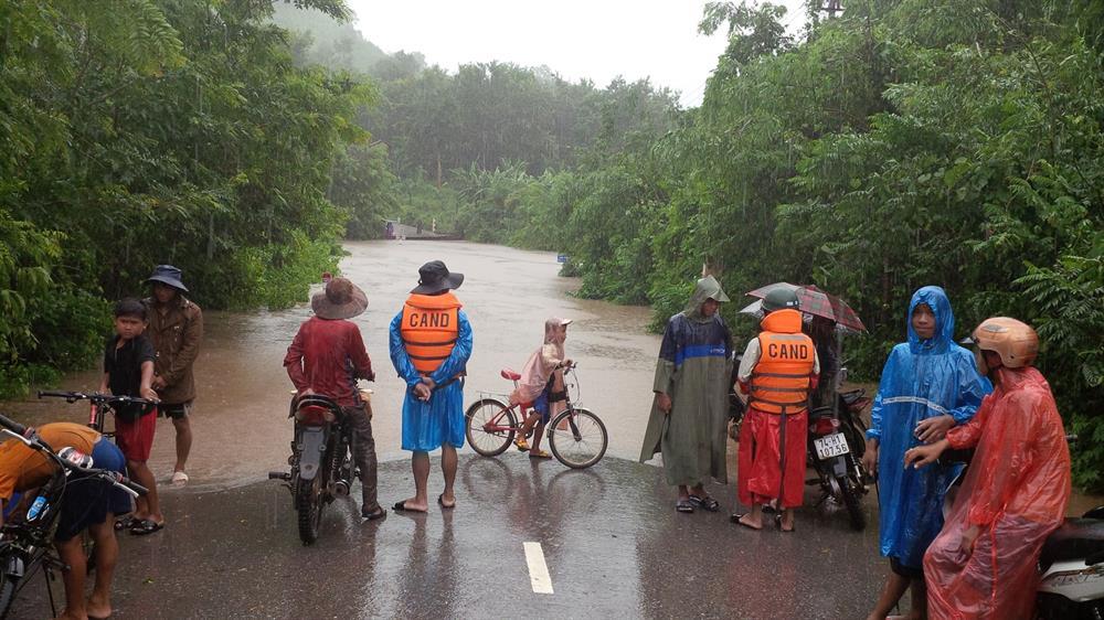 Đường vào tuyến Lìa, huyện Hướng Hóa, Quảng Trị bị ngập cục bộ vào chiều 15.9. Ảnh: HT.