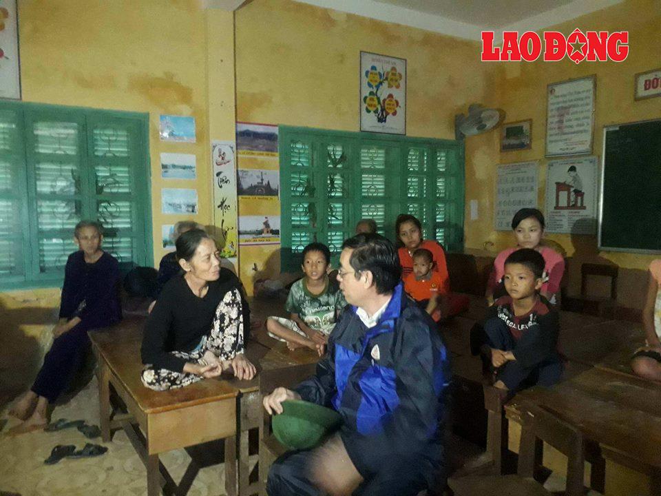 Ông Nguyễn Đức Chính - Chủ tịch UBND tỉnh Quảng Trị - thăm hỏi người dân sơ tán trong bão số 10.