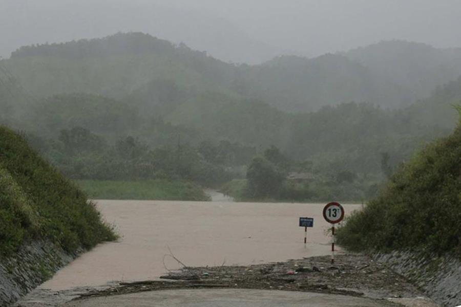 Ở huyện miền núi Hướng Hóa, Đak Rông (Quảng Trị) nhiều đoạn đường bị nước lũ chia cắt, nhiều bản làng bị cô lập. Ảnh: Hưng Thơ