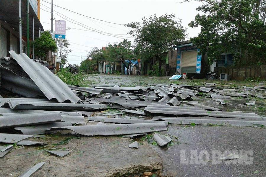 Mái nhà bị hất tung, hư hại ở thị trấn Cửa Tùng (Quảng Trị). Ảnh: Hưng Thơ.