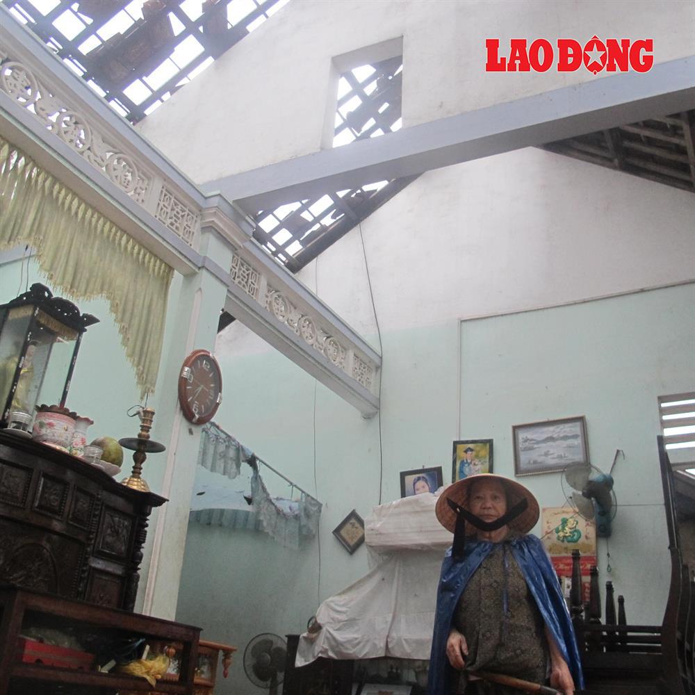 Nhà bà Lê Thị Nước, tổ 11, phường Thủy Dương bị tốc mái trong đêm. Ảnh: NĐT