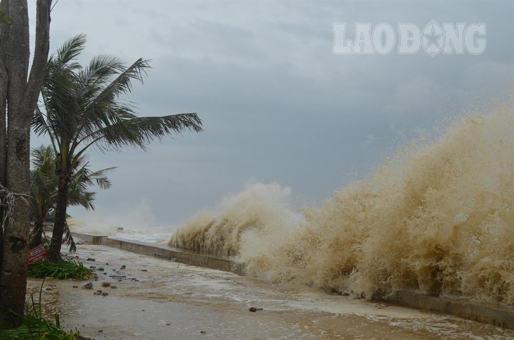 Tại điểm có bờ chắn như khu vực du lịch FLC hay Vạn Chài (Sầm Sơn, Thanh Hóa), sóng đập vào bờ cao hơn 10m.  Ảnh: X.H