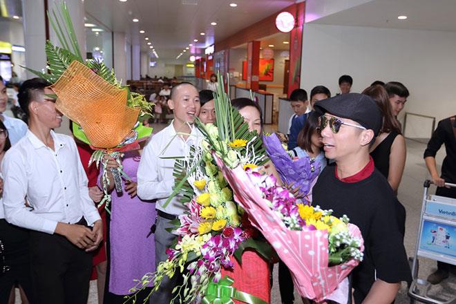 Nhiều fan hâm mộ ra đón Đỗ Trịnh Hoài Nam tại sân bay sau chuyến lưu diễn. 