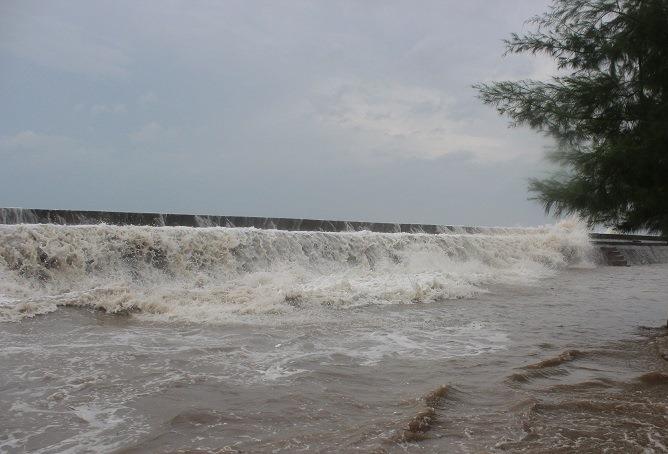 Huyện Cát Hải sóng đánh tràn đê biển gây ngập lụt tại một số xã - Ảnh CTV