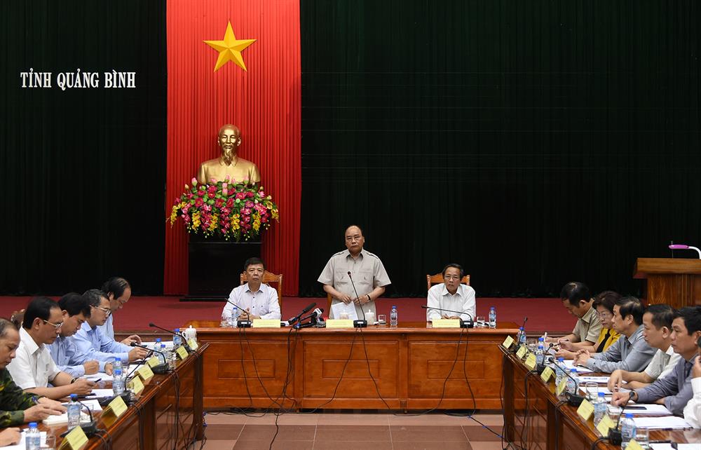 Thủ tướng Nguyễn Xuân Phúc làm việc với lãnh đạo tỉnh Quảng Bình. - Ảnh: VGP/Quang Hiếu
