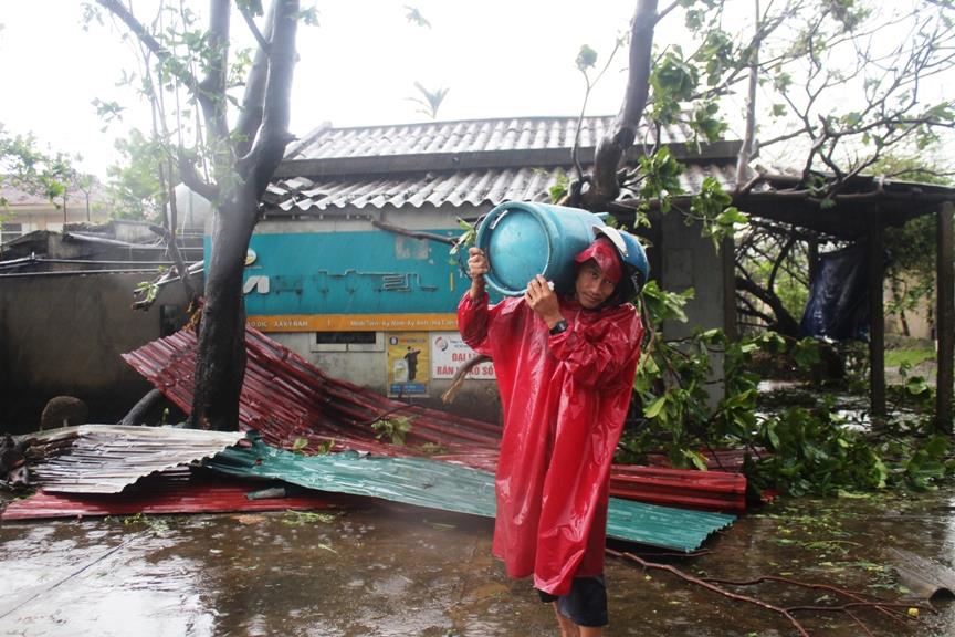 Hà Tĩnh đã sơ tán 47 nghìn dân đến nơi an toàn. Người dân trở về sau bão ở thị xã Kỳ Anh. Ảnh: Trần Tuấn