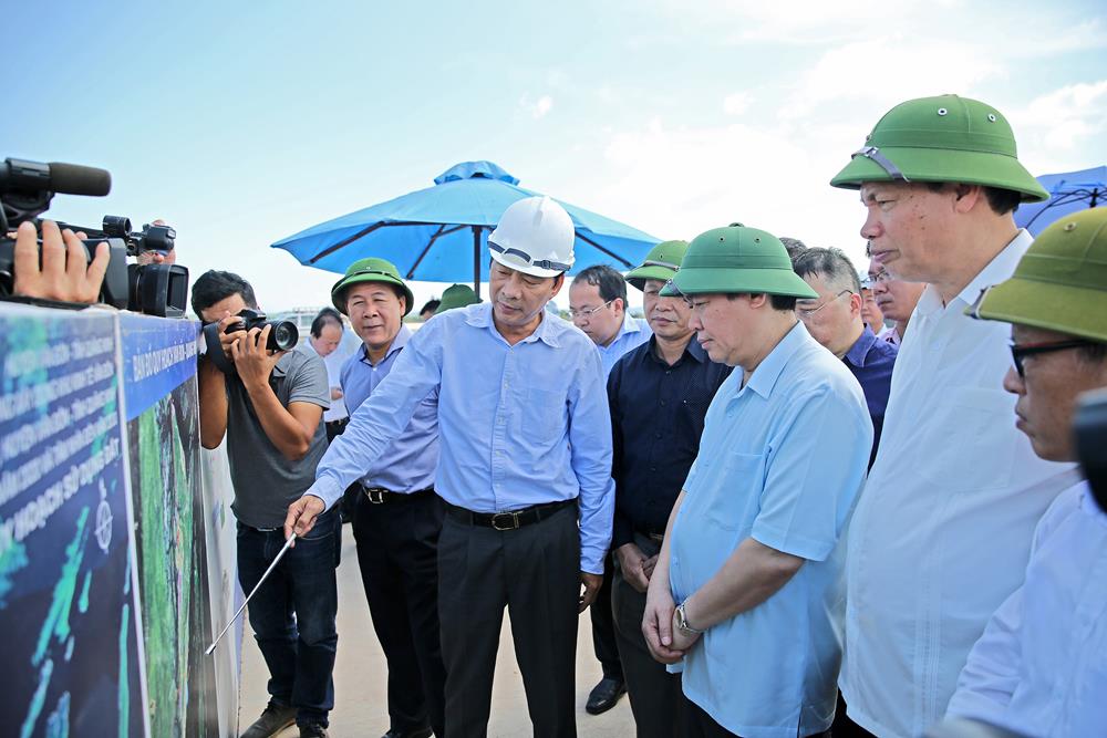 Phó Thủ tướng Chính phủ Vương Đình Huệ trong lần kiểm tra Cảng hàng không Quảng Ninh (ngày 26.8) đã biểu dương tỉnh Quảng Ninh, Sungroup mạnh dạn, đột phá triển khai dự án sân bay tư nhân đầu tiên theo hình thức đầu tư BOT.
