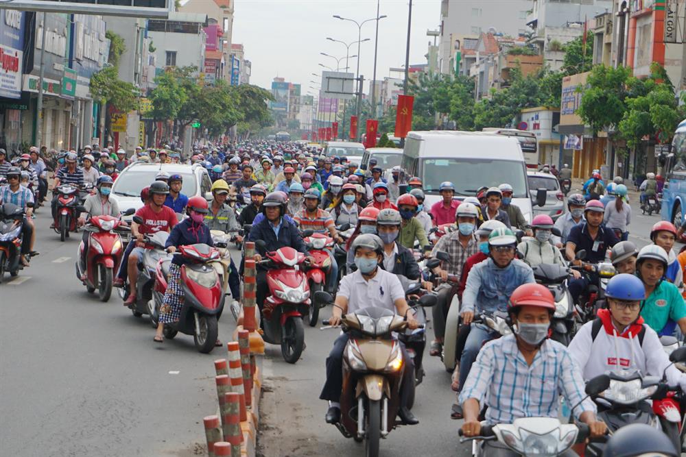 Các phương tiện bị ùn ứ dưới chân cầu vượt Hoàng Hoa Thám trước lúc chưa điều chỉnh cầu thành một chiều.