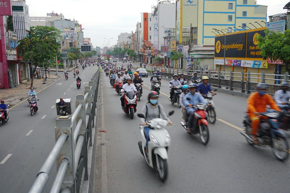 Trên cầu vượt Hoàng Hoa Thám thông thoáng xe cộ sáng ngày 16.9.