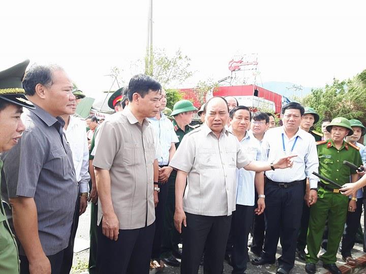 Thủ tướng thăm trường THCS Kỳ Nam - nơi bị bão tàn phá tốc ngói và xã Kỳ Liên thuộc thị xã Kỳ Anh. Ảnh: Quang Đại