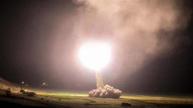 Iran bắn 6 tên lửa đạn đạo tầm trung vào các mục tiêu IS ở tỉnh Dayr al-Zawr, Syria ngày 18.6. Ảnh: Press TV