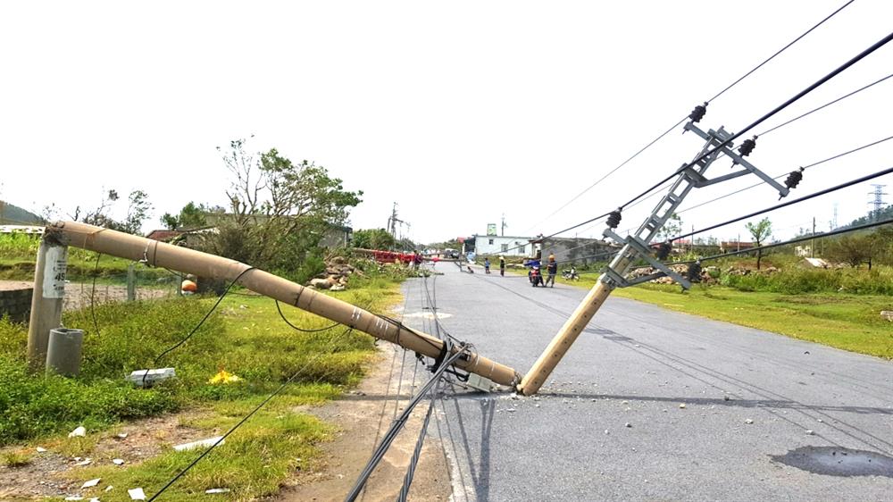 Cột điện gãy đổ xuống nền đường. Ảnh: Lê Phi Long