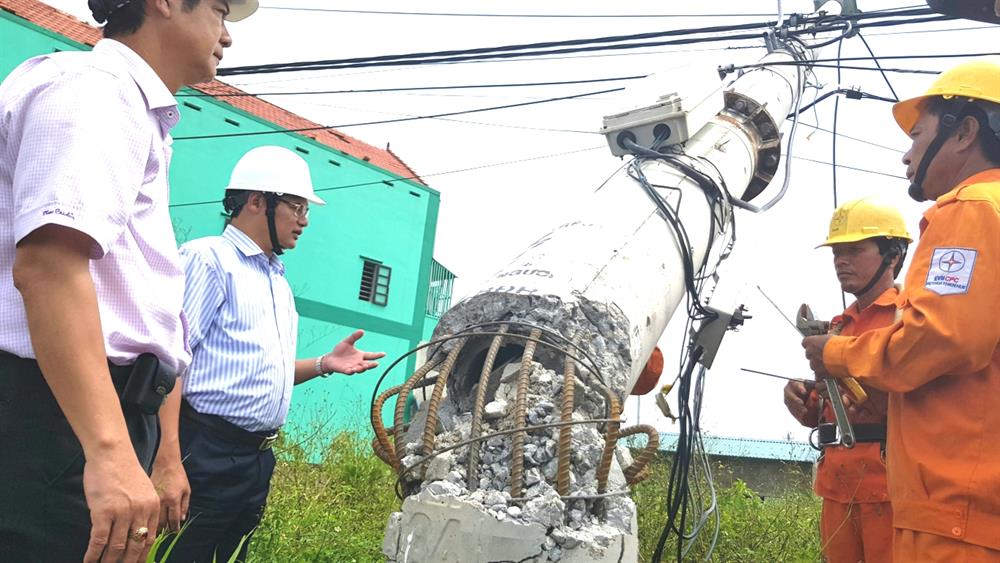 Lãnh đạo Tổng Cty Điện lực miền Trung trực tiếp chỉ đạo tại Quảng Bình để khắc phục sự cố. Ảnh: Lê Phi Long