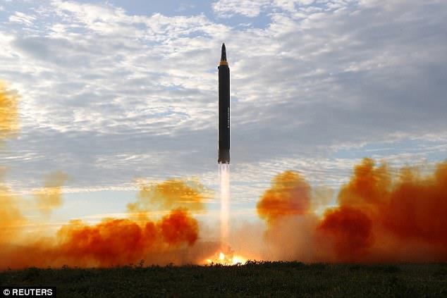 “Mục tiêu cuối cùng của chúng ta là thiết lập sự cân bằng của lực thực với Mỹ và khiến cho các nhà lãnh đạo Mỹ không dám nói về phương án quân sự“, KCNA dẫn lời nhà lãnh đạo Kim Jong-un.