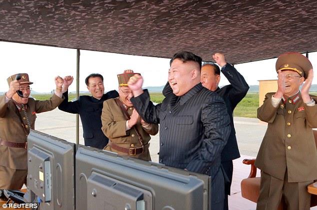 Trong những hình ảnh được công bố, lãnh đạo Kim Jong-un cười rạng rỡ khi nhìn thấy chiếc tên lửa bay từ một bệ phóng di động, xung quanh ông là một số quan chức.