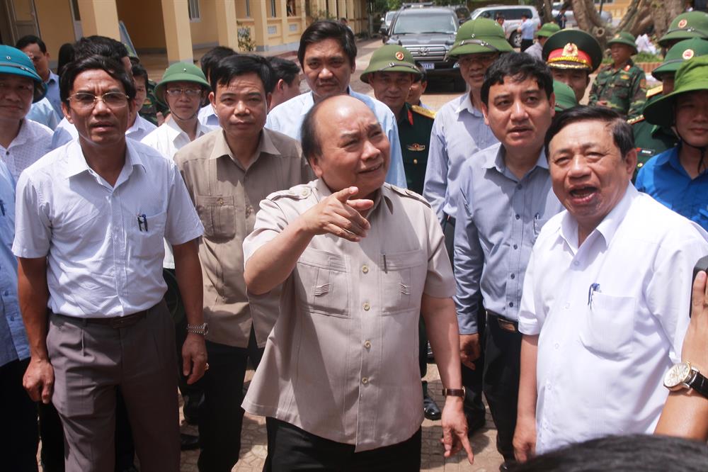 Thủ tướng Nguyễn Xuân Phúc kiểm tra và chỉ đạo khắc phục sau bão số 10 tại Nghệ An (ảnh D.N)