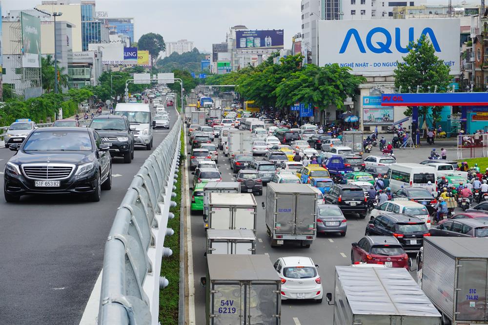 . Đường Trường Sơn từ cầu vượt trước cổng sân bay đến cầu vượt Lăng Cha Cả hàng ngàn phương tiện ken kín mặt đường, nhích từng chút một.