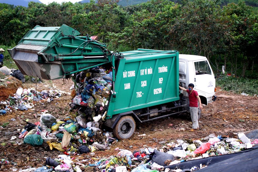 Hiện nay, bãi rác Nghĩa Kỳ “gánh” rác cho 4 huyện, TP trong tỉnh Quảng Ngãi. Ảnh: T.H