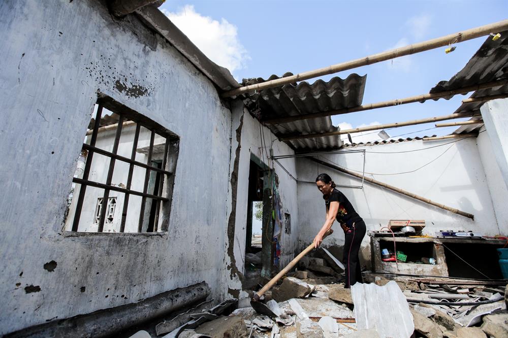 Tại xã Cẩm Nhượng, hàng chục ngôi nhà bị tốc mái.