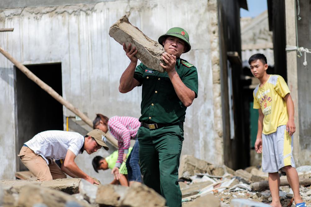 Bộ đội giúp dân khắc phục hậu quả sau bão ở thị xã Kỳ Anh, tỉnh Hà Tĩnh