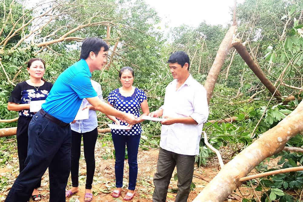 Chủ tịch LĐLĐ Quảng Bình Nguyễn Lương Bình trao hỗ trợ cho NLĐ khó khăn tại Cty Việt Trung ngay sau khi bão số 10 xảy ra. Ảnh: Lê Phi Long