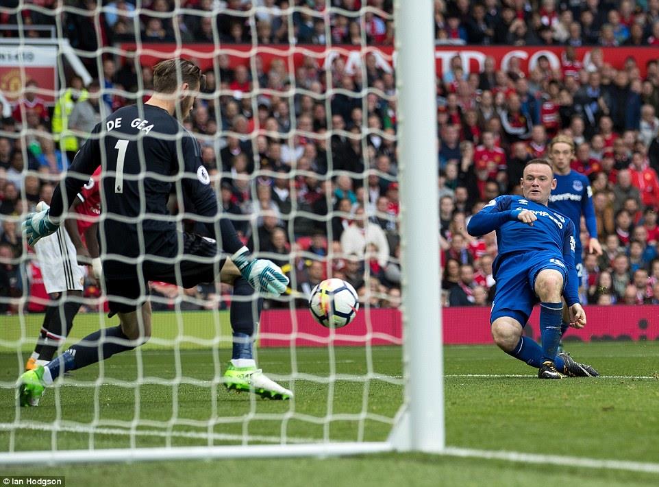 Rooney (áo xanh phía trước) đã không thể ghi bàn trong ngày trở lại Old Trafford. Ảnh: Daily Mail.