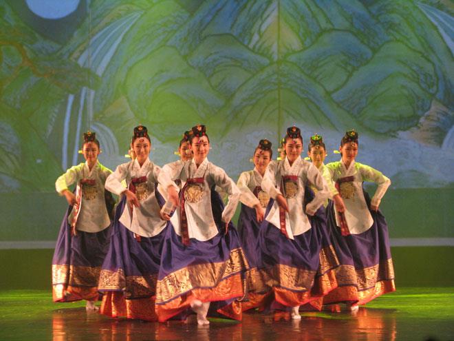 Điệu múa truyền thống của Đoàn múa K-Arts, Hàn Quốc. Ảnh: BTC.