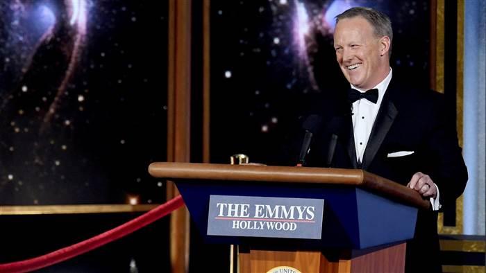 Sean Spicer - Giám đốc Truyền thông Nhà Trắng từng bị Trump “thất sủng” xuất hiện trên sân khấu Emmy. Ảnh: Kevin Winter/Getty Images.