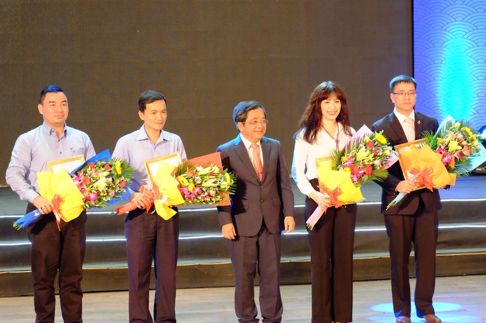 Đồng thời, Giám đốc Đại học Đà Nẵng cũng vui mừng cảm ơn sự hỗ trợ và đồng hành của các nhà tài trợ trên chặng đường hỗ trợ cho các tân sinh viên đặc biệt là sinh viên có hoàn cảnh khó khăn. Ảnh: ML