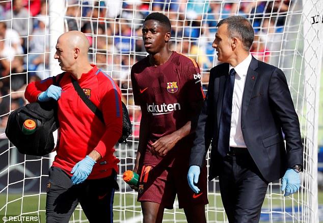 Ousmane Dembele (giữa) rời sân sau khi dính chấn thương ở hiệp 1 trận gặp Getafe. Ảnh: Reuters.