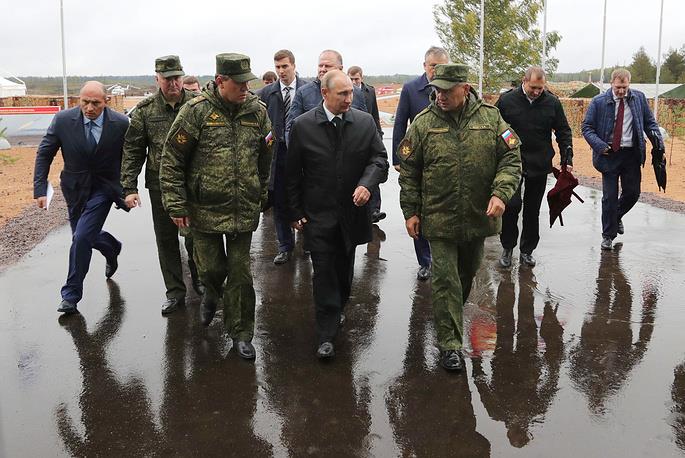 Tổng thống Vladimir Putin và Bộ trưởng Quốc phòng Nga. Ảnh: Tass