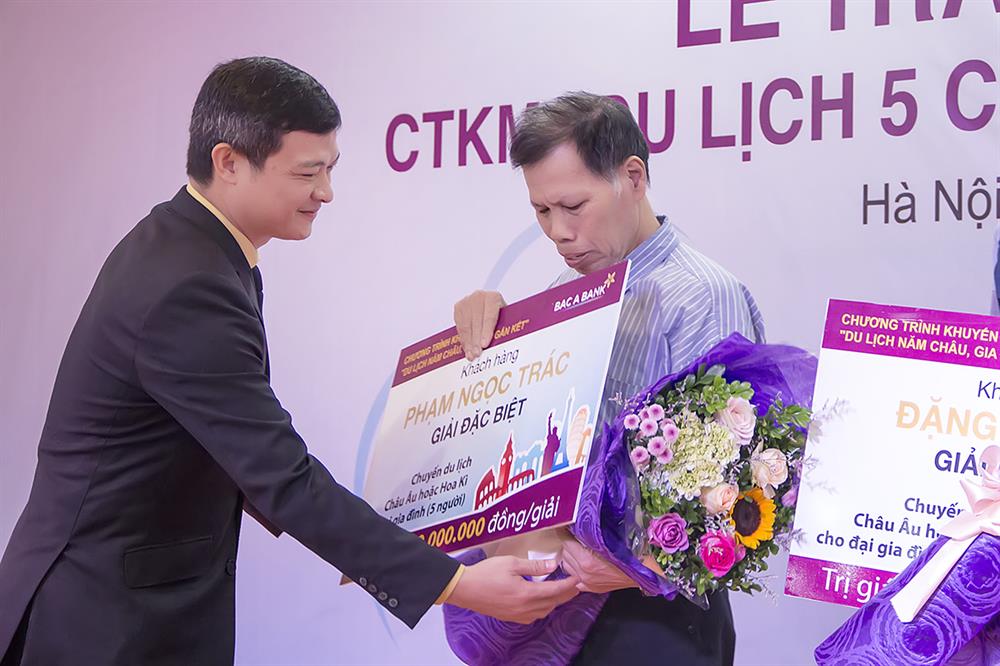 Đại diện lãnh đạo Bắc Á Bank trao giải đặc biệt