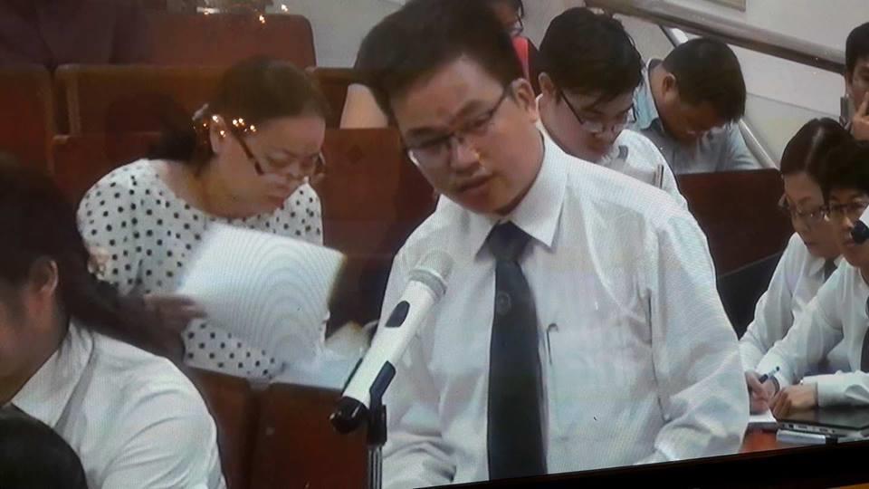 Luật sư bào chữa cho bị cáo Trần Văn Bình. Ảnh chụp qua màn hình tivi.